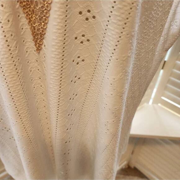 BOUTIQUE WHITE NWOT EYELET LACE V GOLD V NECK BLOUSE(29) MULTIPLE SIZES - Picture 6 of 7